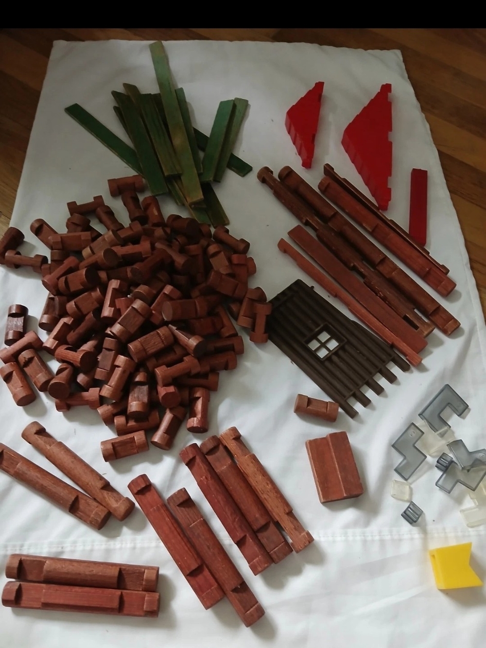 Vintage Lincoln Logs 150 Pieces For Add On Not A Complete Set